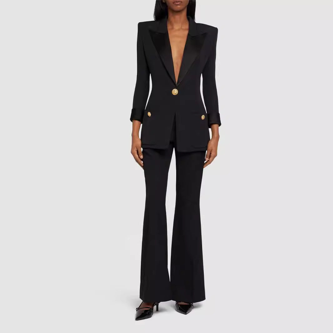 Damen Taillierter Smoking‑Blazer mit Satin‑Schalkragen und dekorativen Medaillonknöpfen Echoarchiv