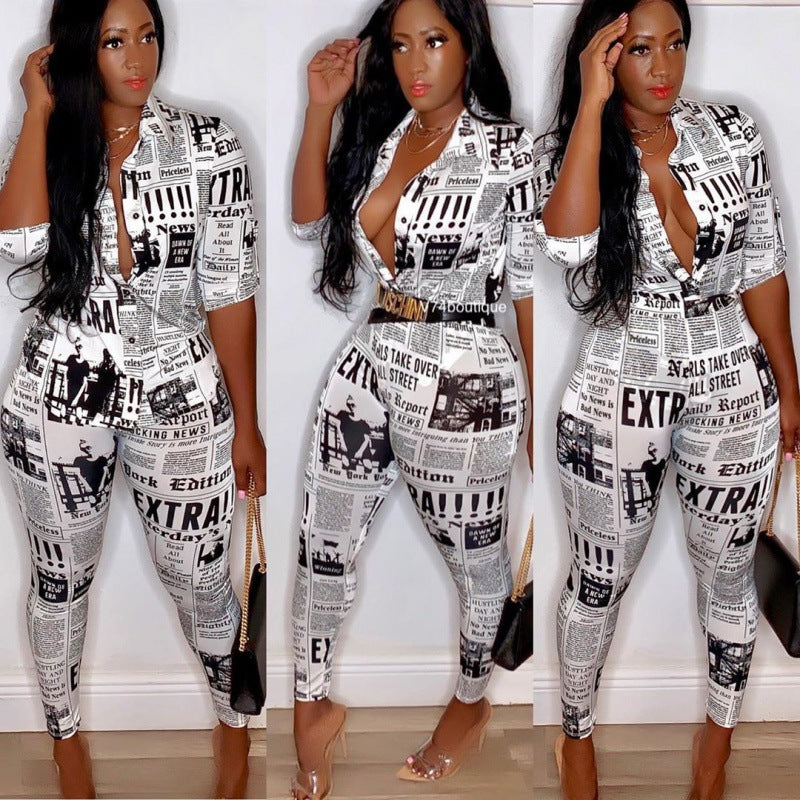 Damen figurbetonter Jumpsuit mit Zeitungsprint und tailliertem Hemdkragen – Solévia