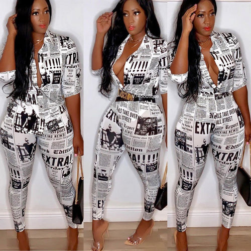 Damen figurbetonter Jumpsuit mit Zeitungsprint und tailliertem Hemdkragen – Solévia