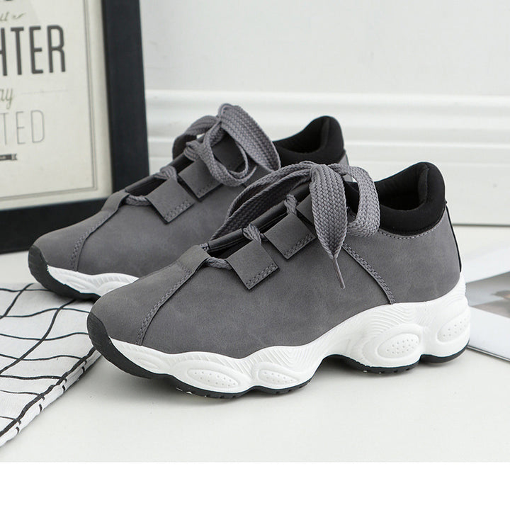 Damen Sportive Keil‑Sneaker aus Mikrofaser mit gepolstertem Schaft und markanter Profilsohle – Névara