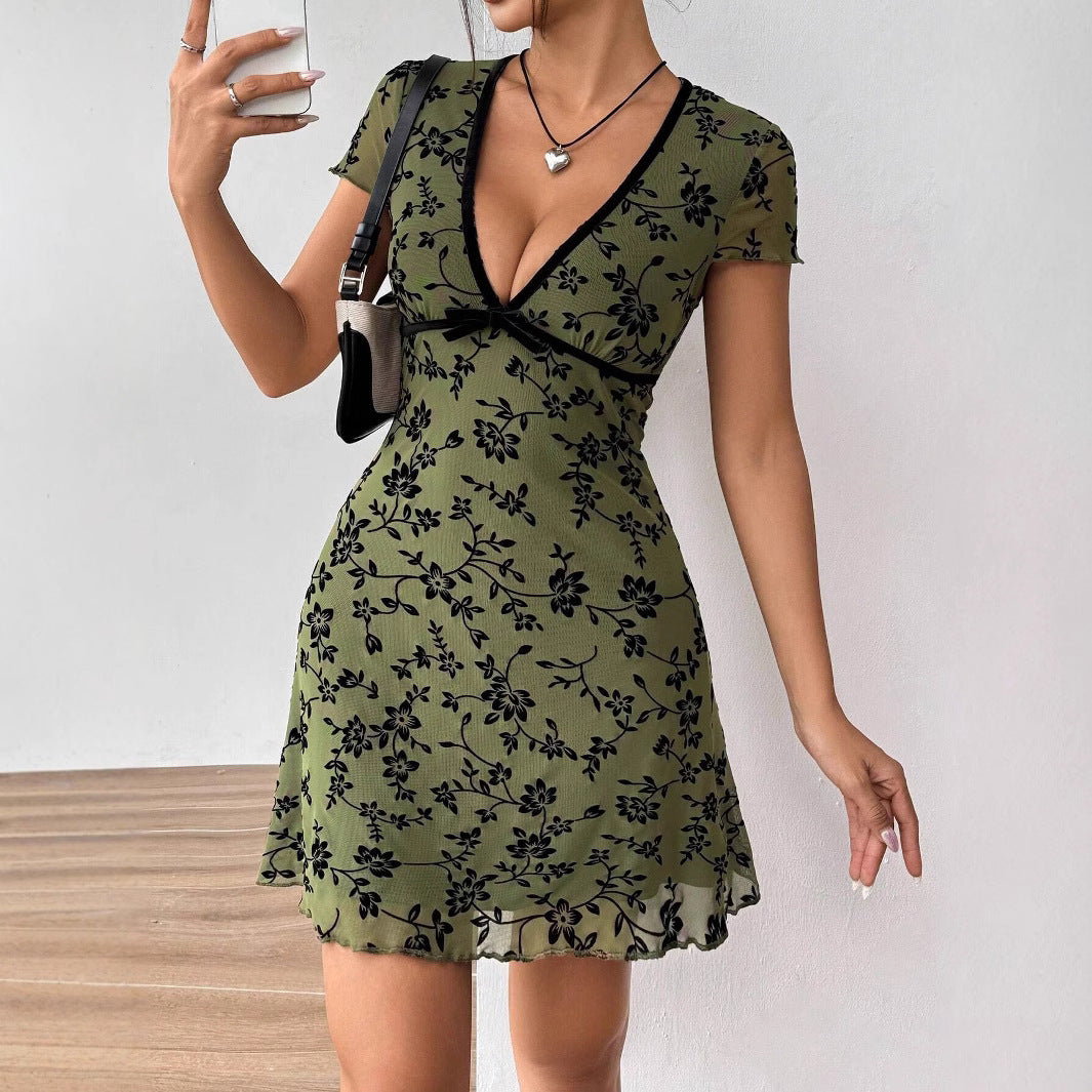 Damen nan figurbetontes Minikleid mit tiefem V‑Ausschnitt, Chiffon‑Überzug und floraler Samtoptik Echo Archiv