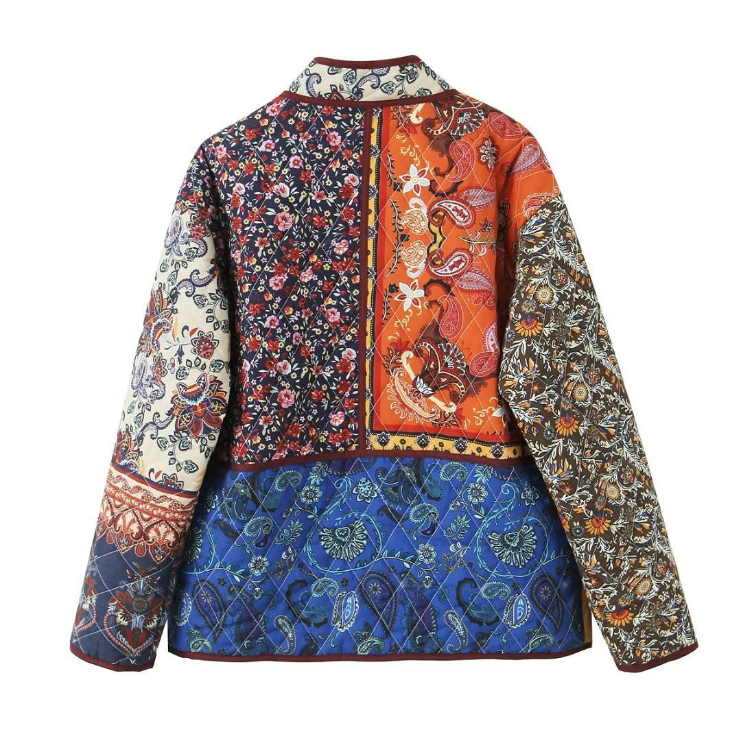 Damen gesteppte Patchwork-Quiltjacke mit Paisley- und Blumendessin, Rundhalsausschnitt und aufgesetzten Klapptaschen – Célinea