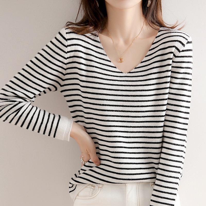 Damen Zarter Streifen-V‑Ausschnittpullover aus feinem Rippstrick mit weichem Fall Echoarchiv