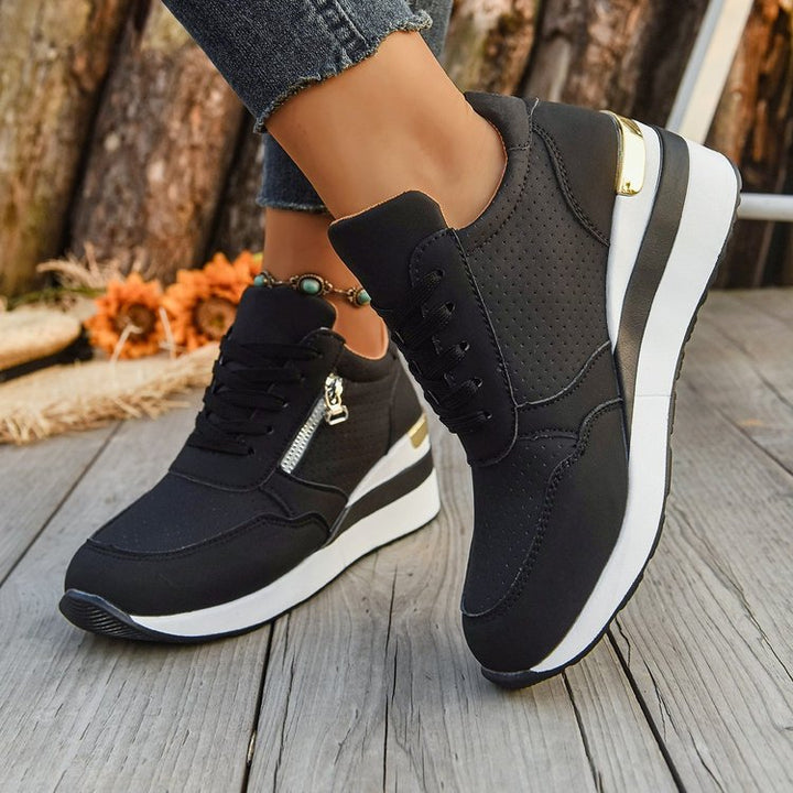 Damen Keil-Sneaker mit seitlichem Reißverschluss, perforiertem Obermaterial und ergonomischem Plateau-Fußbett Echo Archiv
