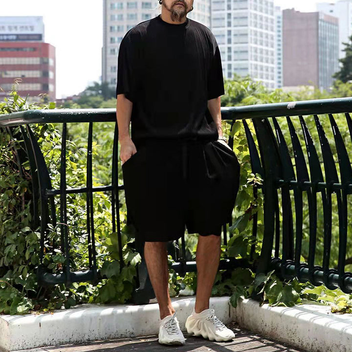 Herren lässiges Freizeitoutfit mit hohem Kragen und lockerer Shorts Echoarchiv