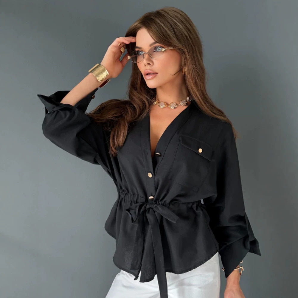 Damen Taillierte Hemdbluse mit Tunnelzug, V-Ausschnitt und goldenen Druckknöpfen Echoarchiv