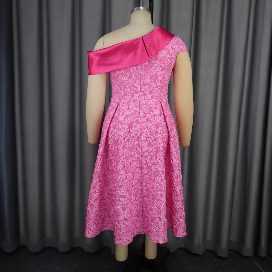 Damen Elegantes Kleid mit asymmetrischem Träger und floralem Muster Echo Archiv
