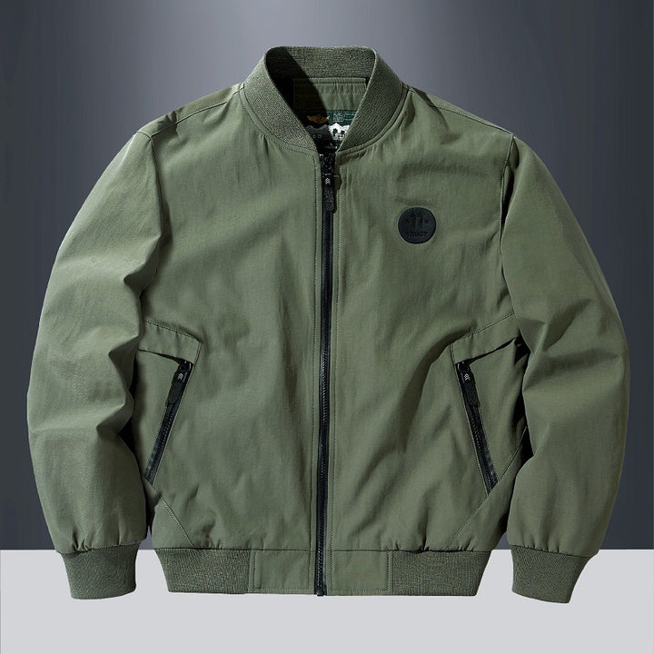 Leichte, militärisch inspirierte Herren-Bomberjacke von  mit schrägen Reißverschluss-Handtaschen und gerippten Abschlüssen Echo Archiv