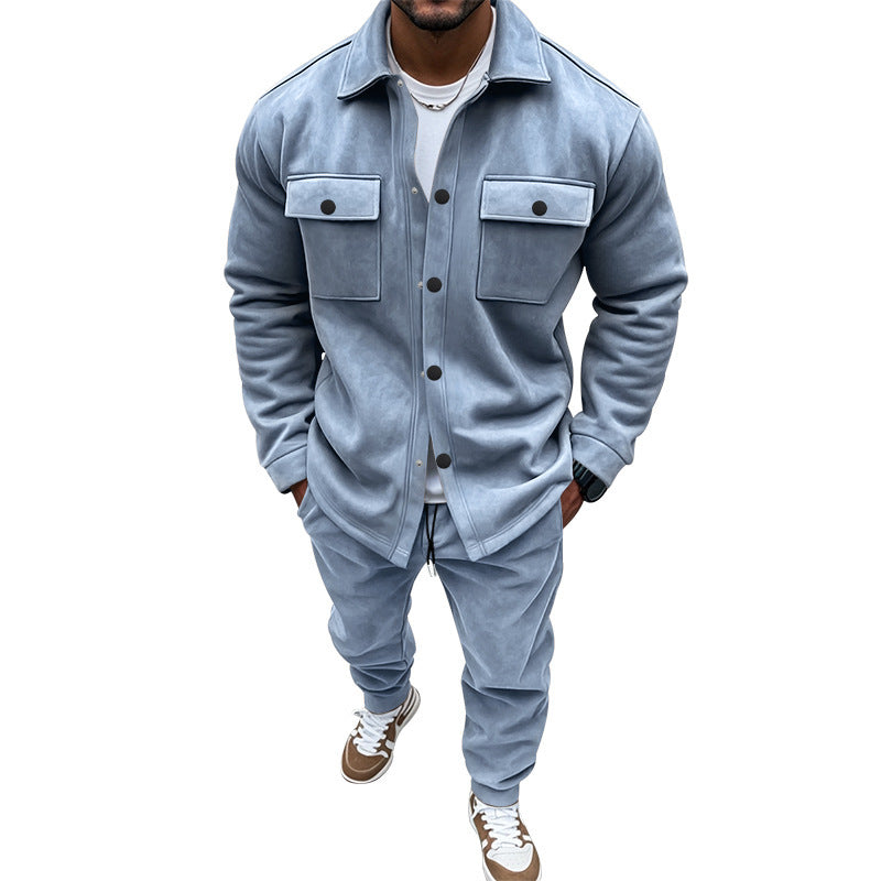 Herren moderne Utility-Jacke mit praktischen Brusttaschen und passender Hose Echoarchiv