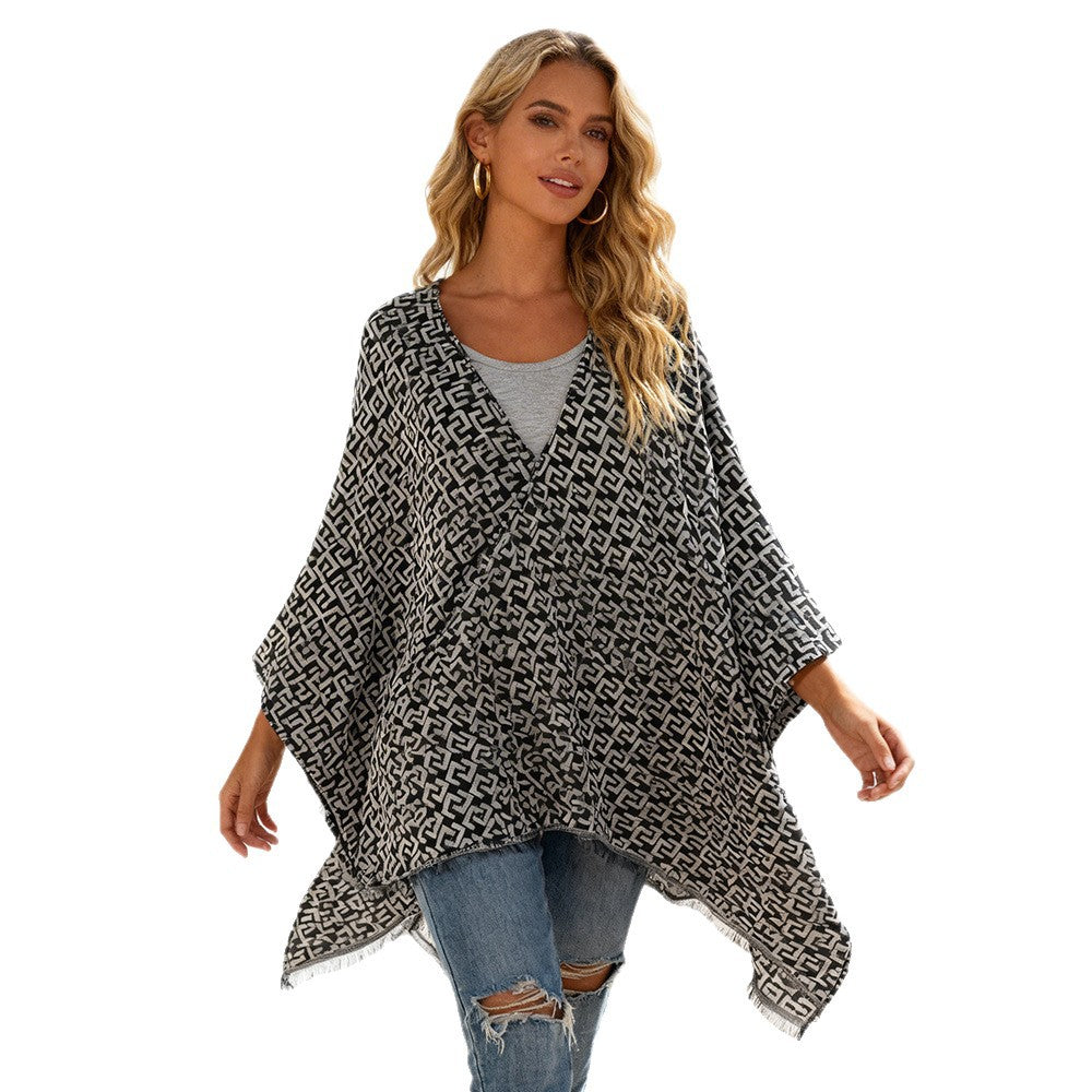 Damen Gewebter Jacquard‑Wickelponcho mit geometrischem Allovermuster und feinem Fransensaum – Célinea