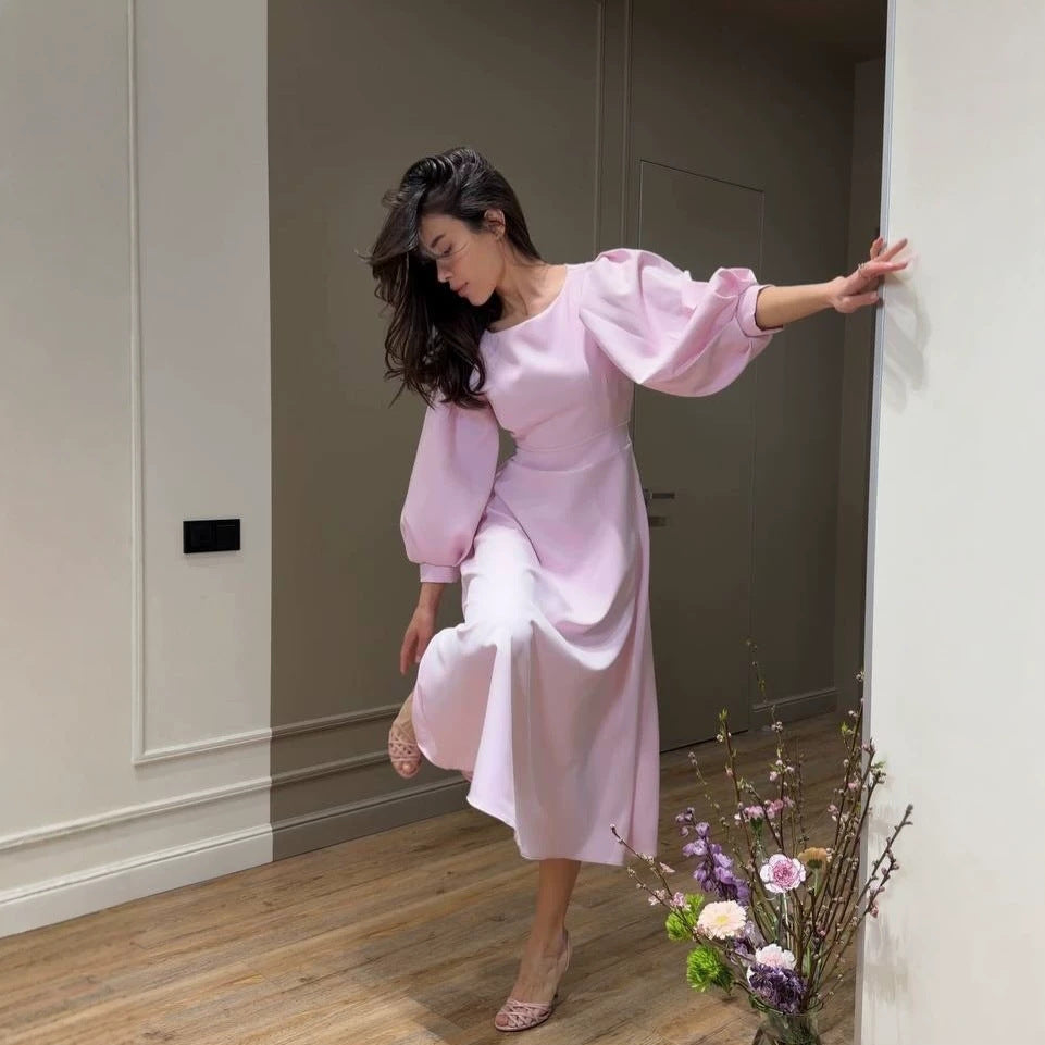 Damen Midikleid mit offenem Rückenausschnitt, voluminösen Puffärmeln und Bindegürtel Echoarchiv