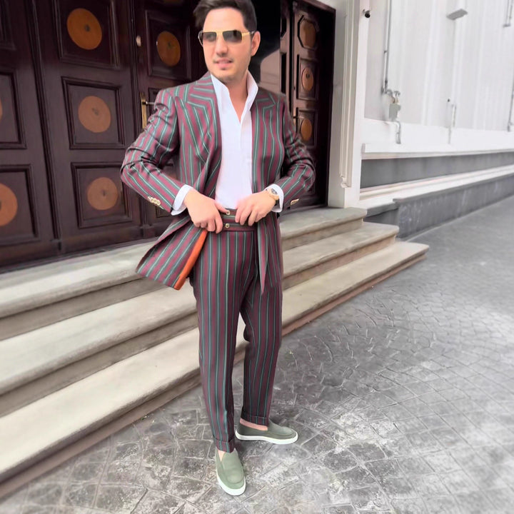 Herren elegante Anzug mit doppelter Knopfreihe und modischen Streifen Echoarchiv