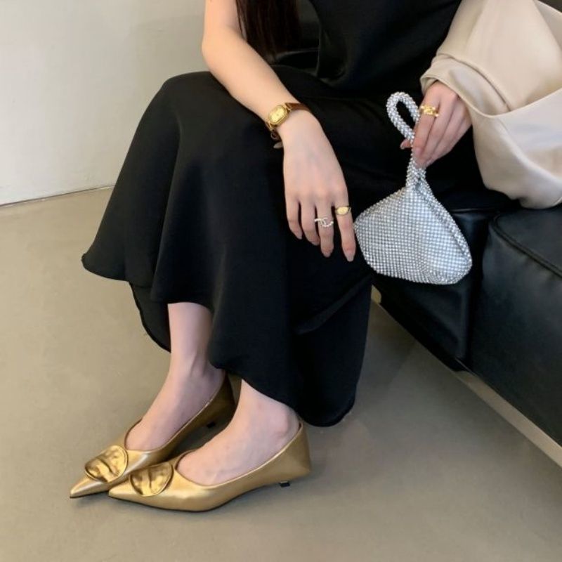 Damen Spitz zulaufende Metallic-Slipper mit dezentem Keilabsatz und appliziertem Deko‑Vamp – Lioré