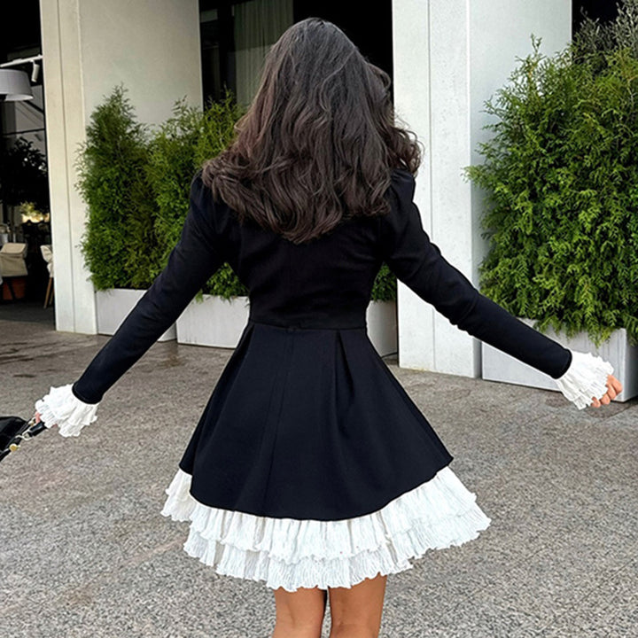 Damen nan viktorianisches Rüschenkleid mit Stehkragen, gerafftem Volant und mehrlagigem Plissee-Unterrock Echo Archiv