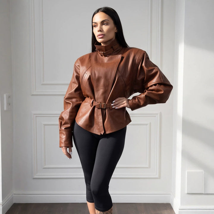 Damen Taillierte Kunstlederjacke mit Stehkragen, Nackenriemen und figurformendem Taillengürtel Echoarchiv