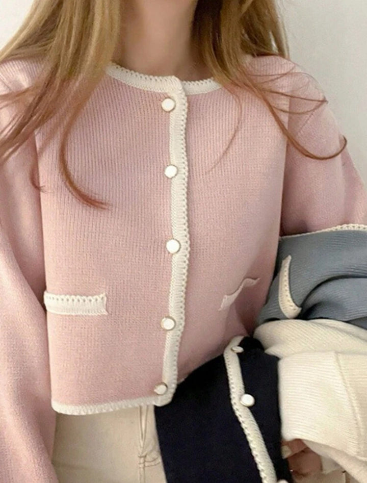 Damen Kurzgeschnittener gerippter Cardigan mit kontrast‑Häkelkante, Zierknopfleiste und Taschenleisten – Veloura
