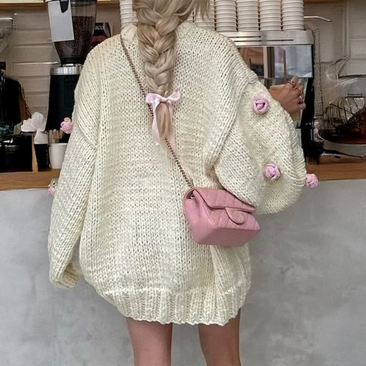 Damen Oversize-Strickpullover mit 3D-Blütenapplikationen und weiten Trompetenärmeln – Mavelle
