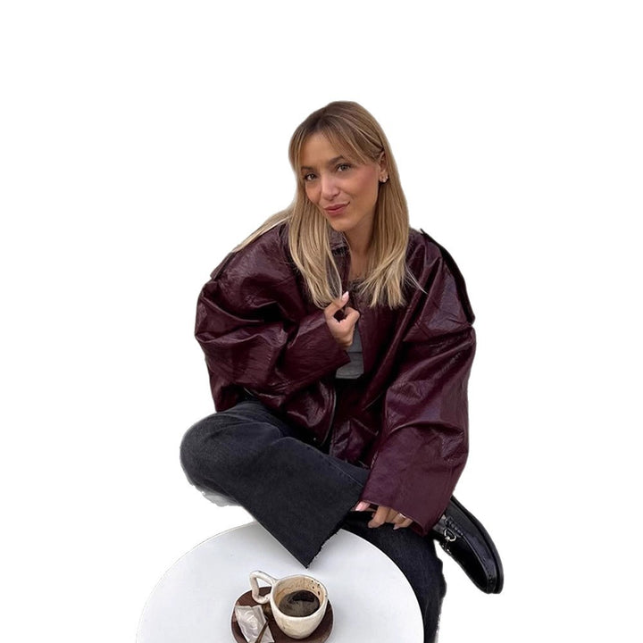 Damen Kurzblouson in glänzender Lackoptik mit Boxy‑Silhouette und überschnittenen Schultern Echoarchiv