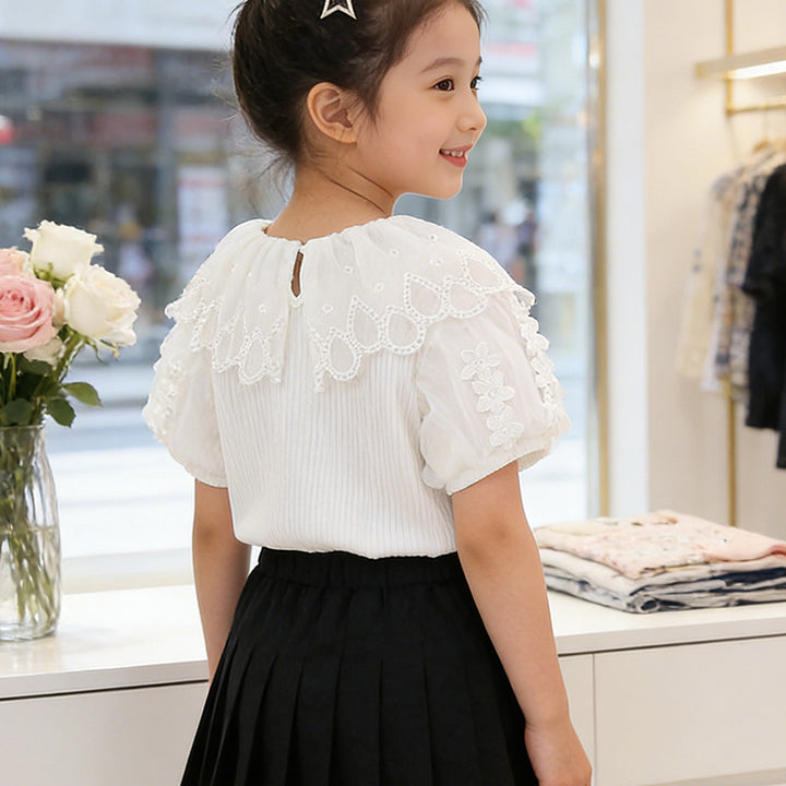 Mädchen modische Bluse mit voluminösem Tüllkragen und eleganten Details Echo Archiv