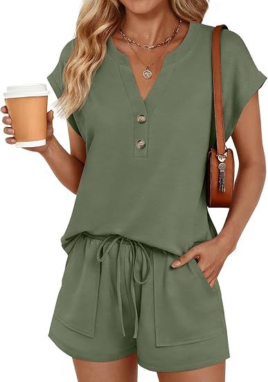 Damen Lässiges zweiteiliges Lounge-Set mit Knopfleiste, Kordelzugshorts und Eingrifftaschen – Élanora