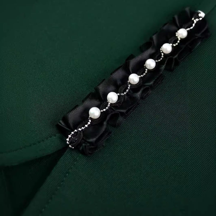 Damen figurbetontes Kleid mit großem Schleifenakzent und seitlichem Schlitz Echo Archiv