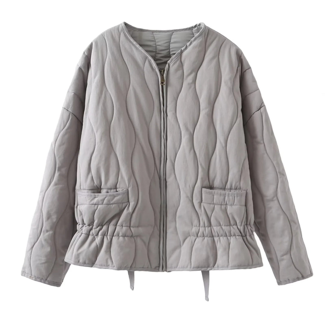 Damen gesteppte leichte Übergangsjacke mit wellensteppung, aufgesetzten Klapptaschen und Tunnelzugsaum – Célinea