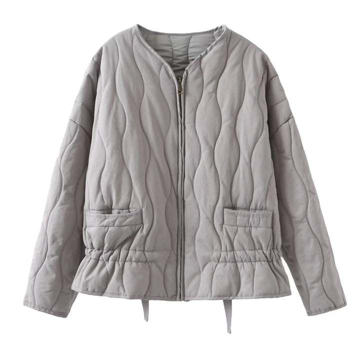 Damen gesteppte leichte Übergangsjacke mit wellensteppung, aufgesetzten Klapptaschen und Tunnelzugsaum – Célinea