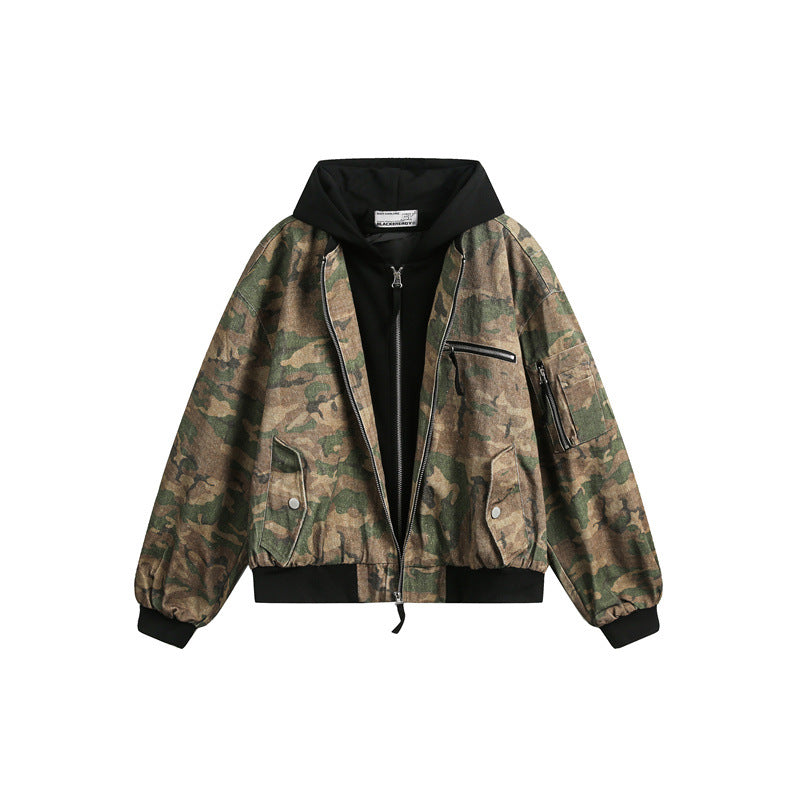 Herren Kurz geschnittener Oversize-Bomber im Layer-Look mit integrierter Kapuze und Camouflage-Jacquard Echoarchiv