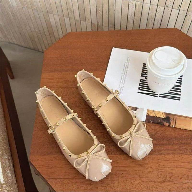 Damen Ballerina mit quadratischer Zehenbox, Nietenbesetztem Rand und verstellbarem Mary‑Jane Riemchen – Lioré