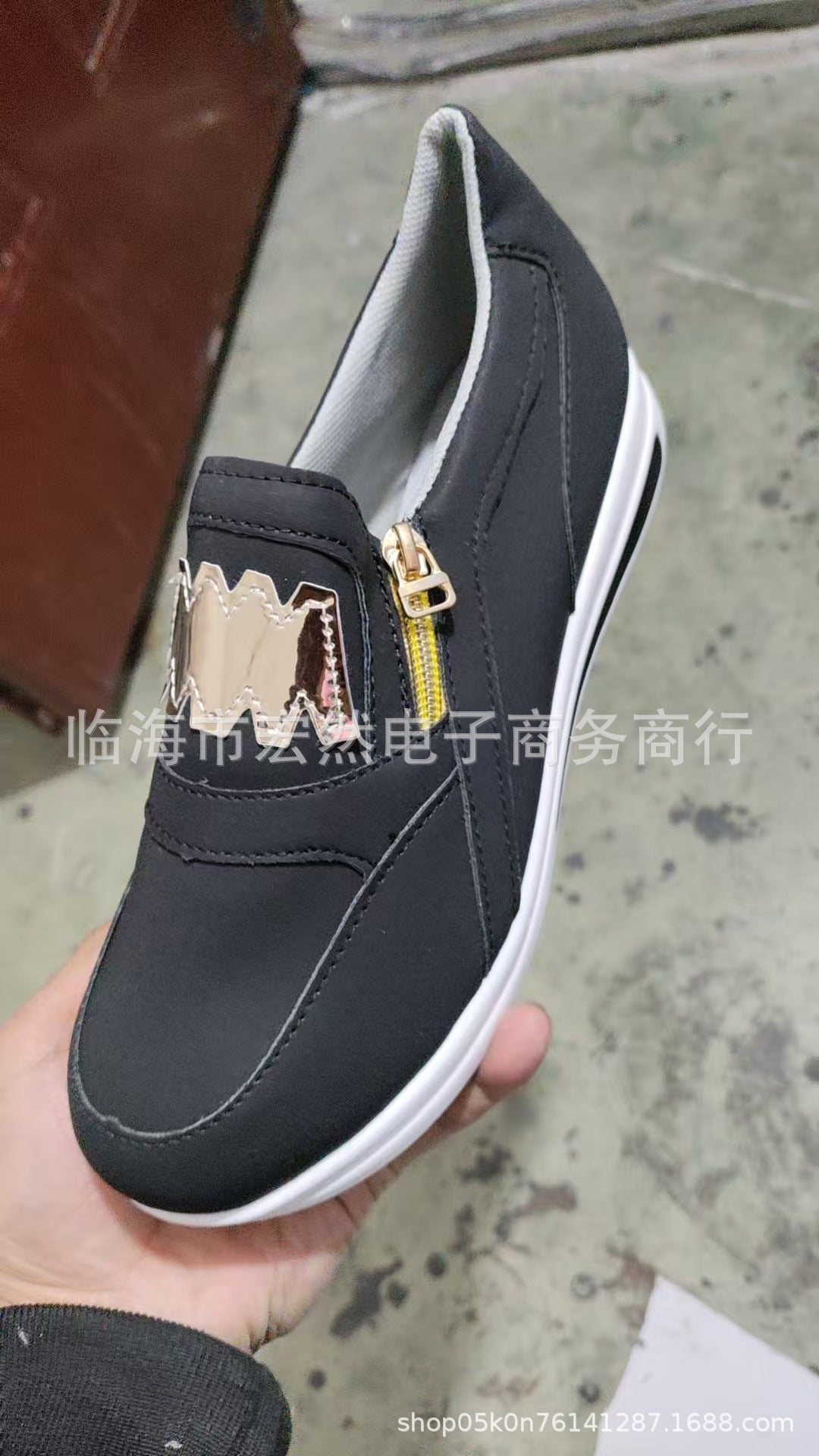 Damen  Slip-On Keilsneaker mit dekorativem Reißverschluss, gepolstertem Memory-Fußbett und profilierter Plateausohle Echo Archiv