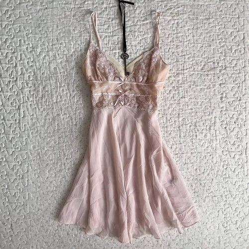 Damen Elegantes Nachthemd mit Spitzenverzierungen Echo Archiv