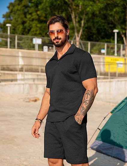 Herren Freizeitset mit passendem Kurzarmhemd und Shorts Echoarchiv
