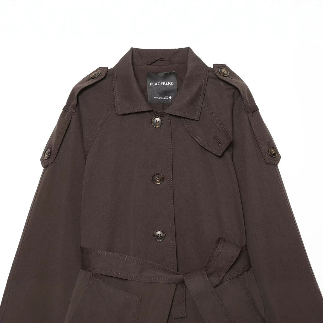 Damen Kurzes Cape-Trench mit taillierendem Bindegürtel und Schulterpatten Echo Archiv