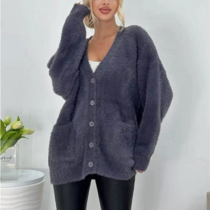 Damen Flauschiger Oversize-Knopfcardigan mit tiefem V‑Ausschnitt und aufgesetzten Taschen – Veloura
