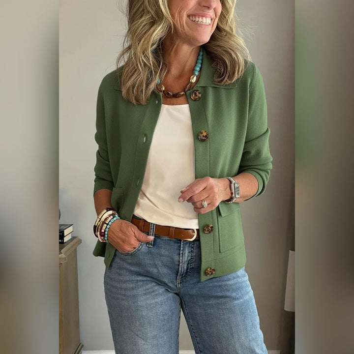 Damen Kurzstrickjacke mit Hemdkragen, aufgesetzten Taschen und Hornknöpfen Echo Archiv