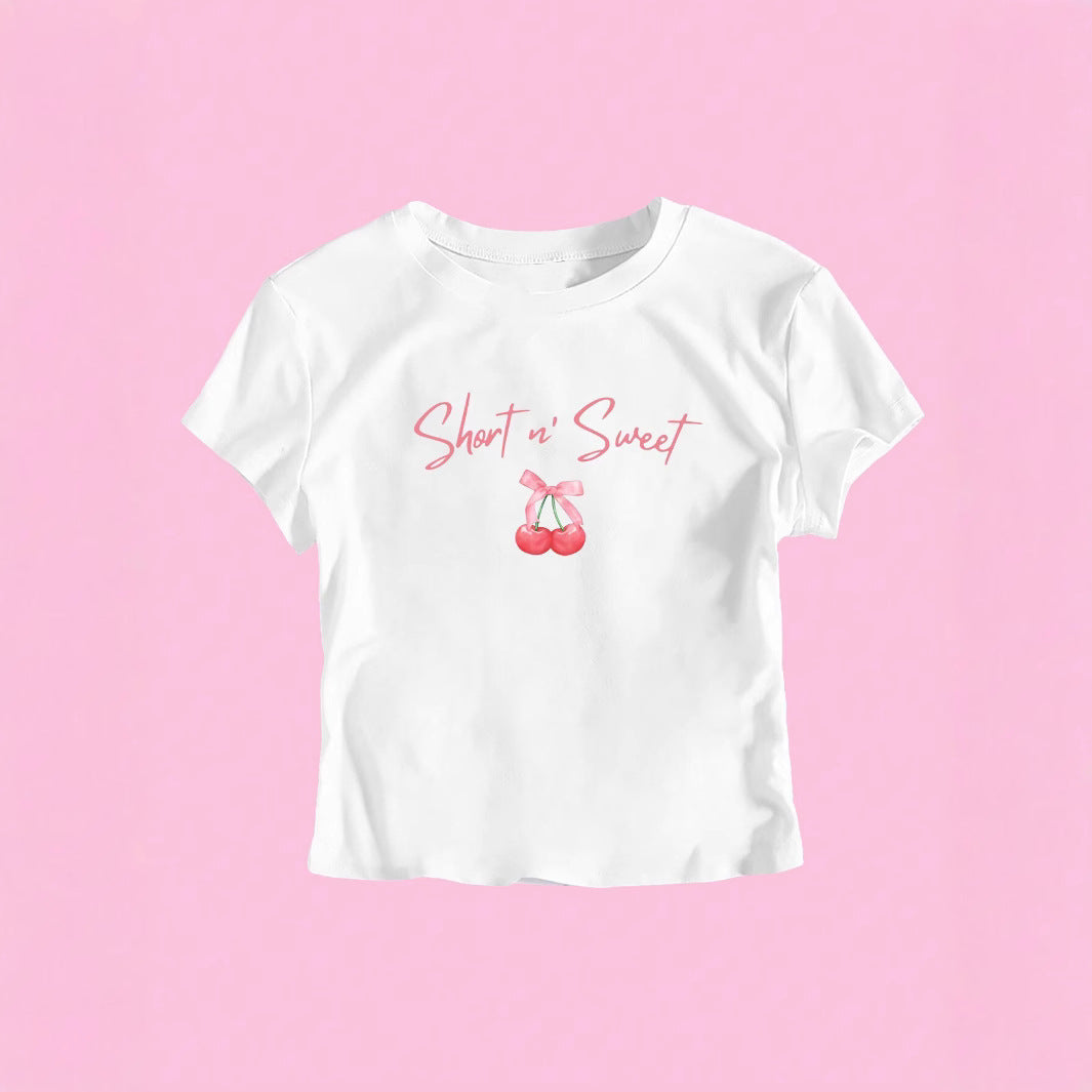 Damen T-Shirt mit künstlerischem Statement-Print und figurbetontem Schnitt Echo Archiv