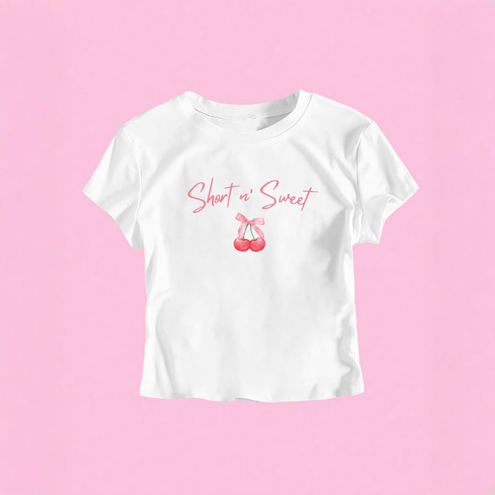 Damen T-Shirt mit künstlerischem Statement-Print und figurbetontem Schnitt Echo Archiv