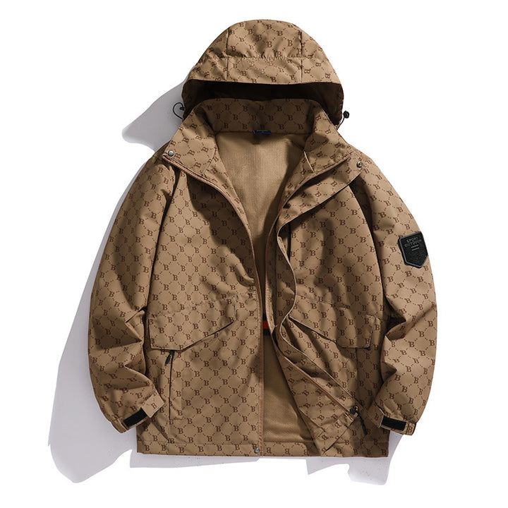 Herren Kapuzen-Softshelljacke mit Allover‑Monogramm, atmungsaktivem Meshfutter und Reißverschlusstaschen – Taviero