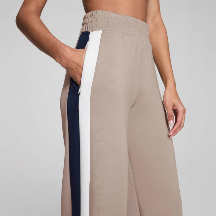 Damen Sportliche lange Hose mit seitlichen Kontraststreifen Echo Archiv