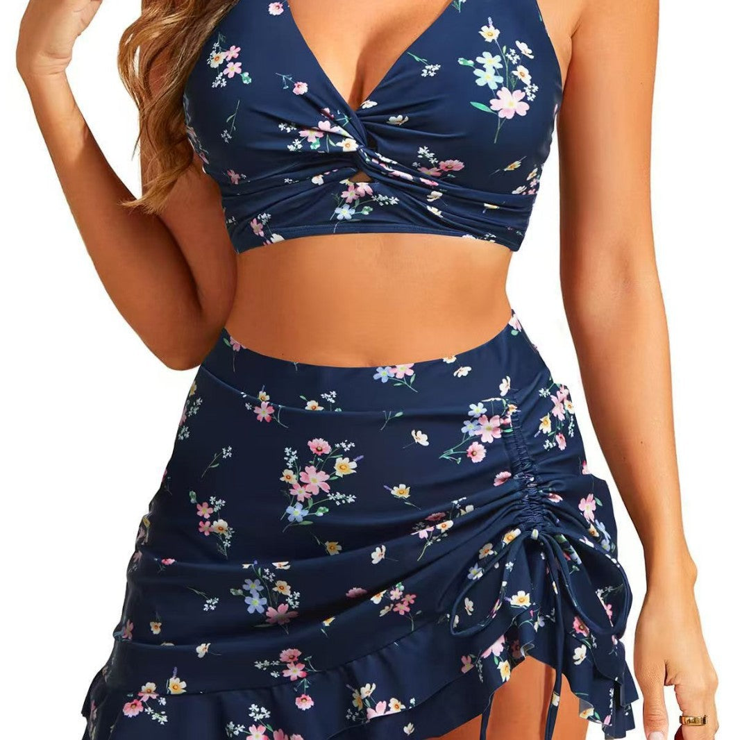 Damen Bikiniset mit floralem Wickelrock und lässigem Brustbereich Echo Archiv