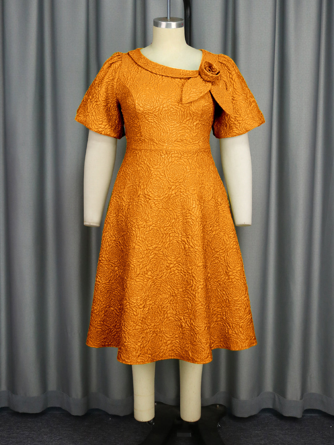 Damen Elegantes Kleid mit strukturierter Blumenapplikation Echo Archiv