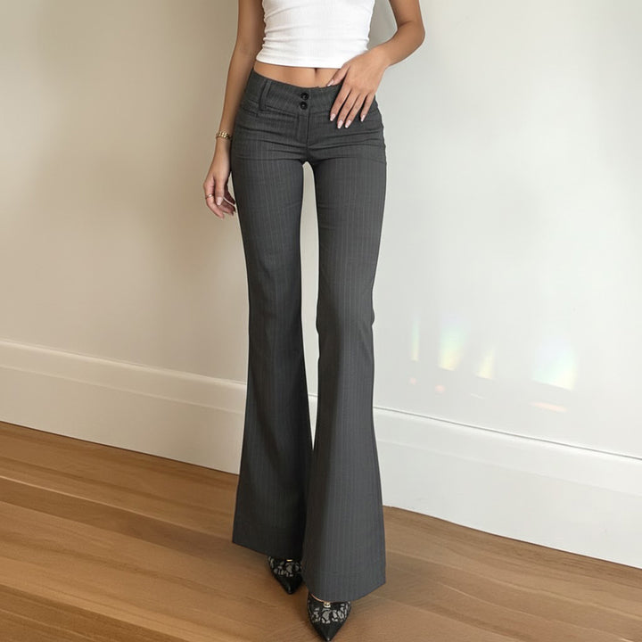 Damen Hochtaillierte Stretch‑Schlaghose mit Nadelstreifen und Doppelknopf – Avélisse
