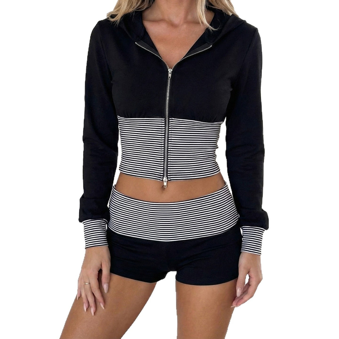 Damen nan kurz geschnittenes Lounge-Set mit Kapuzen-Cropped-Zip und gestreiften Highwaist-Shorts Echo Archiv