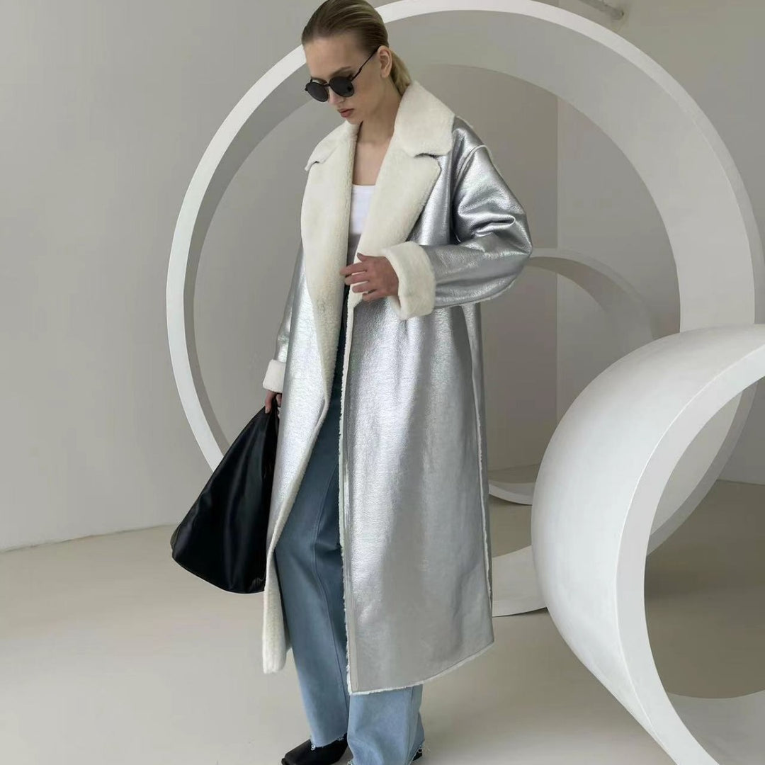 Damen Longline-Mantel aus Metallic‑Material mit Teddyfutter und überschnittener Schulter Echo Archiv