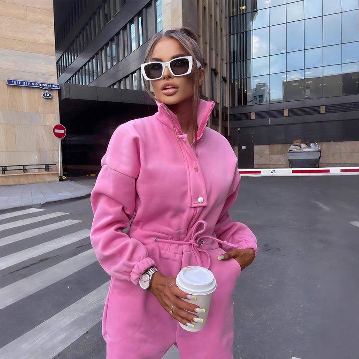 Damen taillierter Velours-Jumpsuit mit Tunnelzug Stehkragen und elastischen Bündchen – Solévia