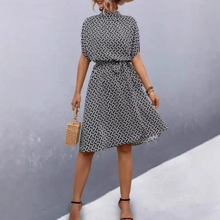 Damen Midikleid mit elegantem Bindegürtel und modischem Stehkragen Echo Archiv