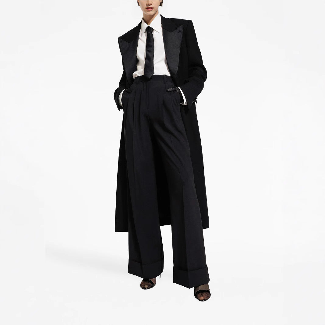 Damen Eleganter Smoking-Hosenanzug mit langem Mantel und weiten Bundfaltenhosen Echoarchiv
