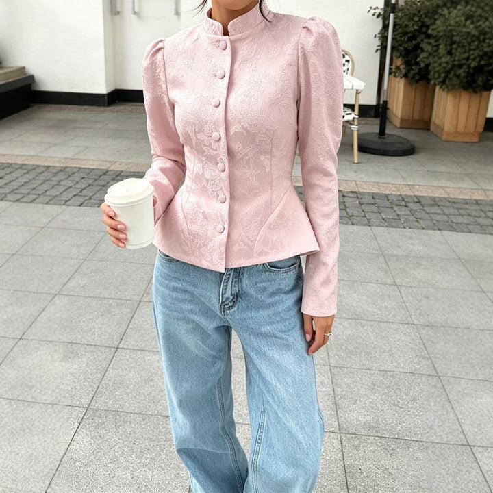 Damen taillierte Jacquard‑Bluse mit Stehkragen und dekorativer Knopfleiste Echoarchiv