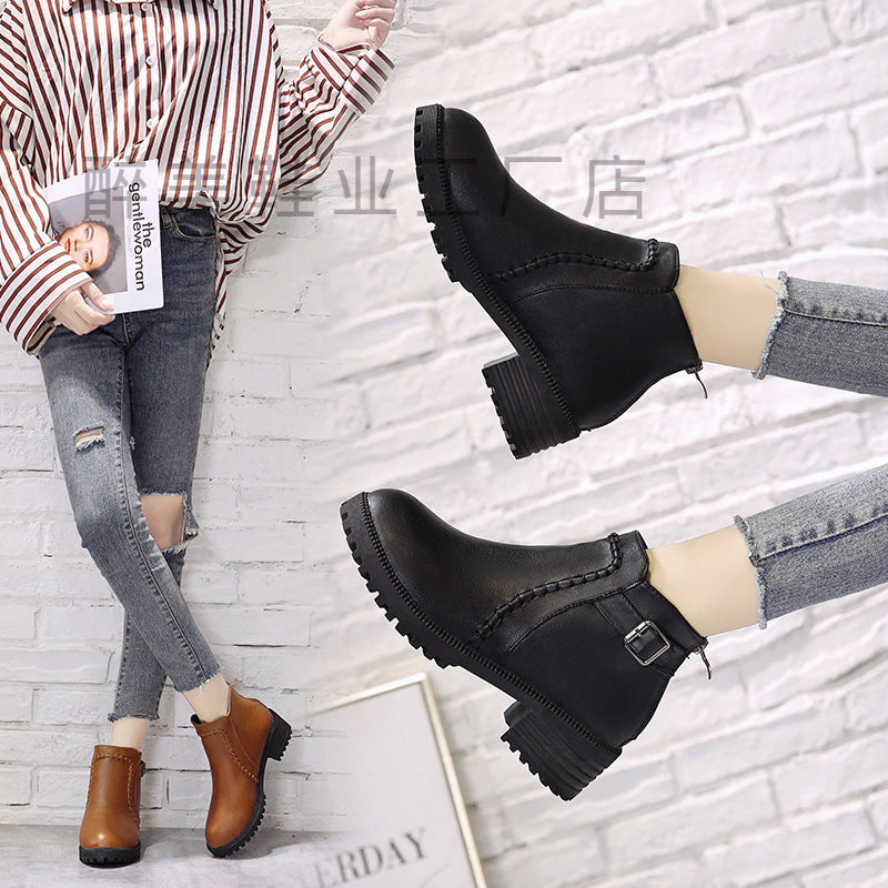 Damen Kurzschaft-Ankleboots mit Ziernaht, robuster Lug‑Sohle und verstellbarem Schnallenriemen – Varelle
