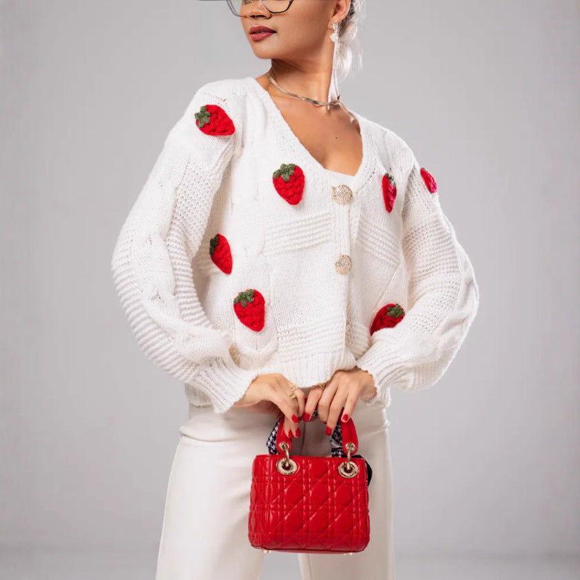 Damen Kurzgeschnittene Strickjacke mit V‑Ausschnitt und gehäkelten Erdbeerapplikationen – Veloura